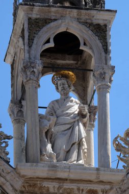Aziz Luka İncili, mermer heykel, Saint Mark's Bazilikası, San Marco Meydanı, Venedik, İtalya, Unesco Dünya Mirası cephe detay
