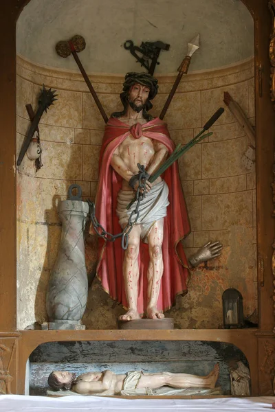 在克罗地亚斯韦塔 玛丽亚 穆里的假设教堂 在支柱上的天啊 基督激情祭坛雕像 — 图库照片