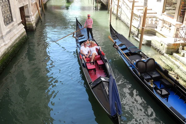 Vue Des Petits Canaux Avec Gondoles Bâtiments Historiques Venise Italie — Photo