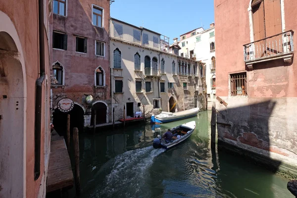 Veduta Uno Dei Piccoli Canali Con Gondole Edifici Storici Venezia — Foto Stock