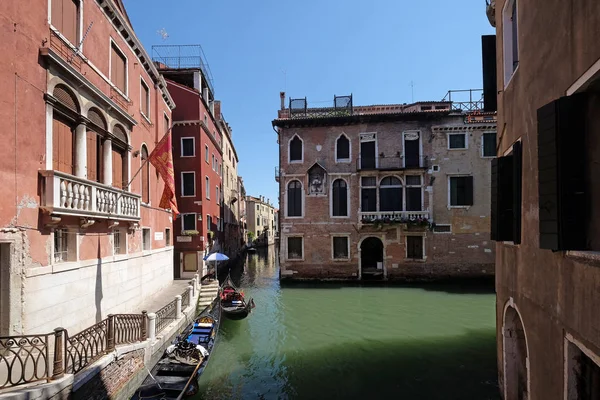 Veduta Uno Dei Piccoli Canali Con Gondole Edifici Storici Venezia — Foto Stock