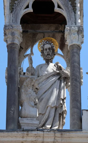 圣马克福音传教士 大理石雕像 圣马克大教堂的外观细节 圣马克广场 威尼斯 意大利 联合国教科文组织世界遗产 — 图库照片