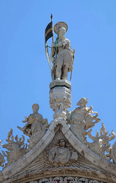 Staty Saint Detalj Fasaden Den Markuskyrkan Markusplatsen Venedig Italien Världsarv — Stockfoto