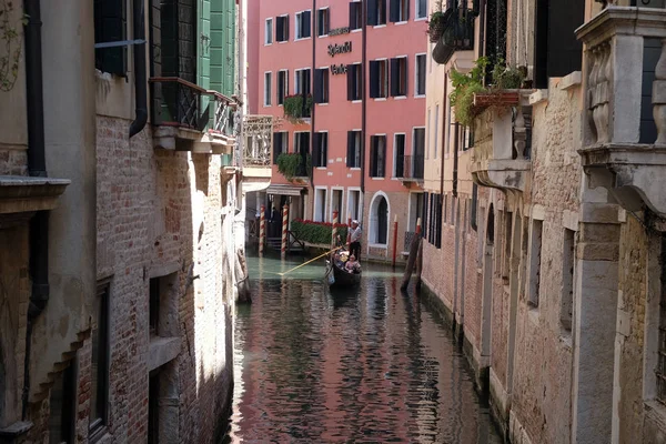 Vue Des Petits Canaux Avec Gondoles Bâtiments Historiques Venise Italie — Photo