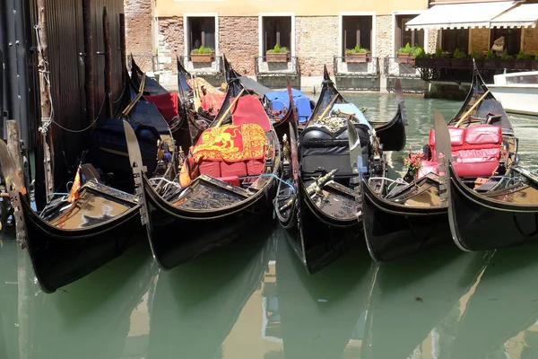 Utsikt Över Förtöjda Gondoler Och Historiska Byggnader Venice Italy — Stockfoto