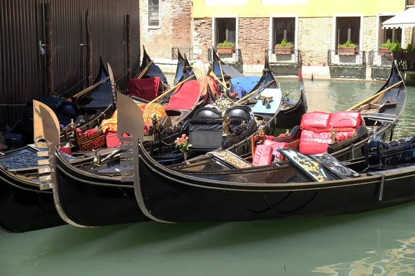 Blick Auf Festgemachte Gondeln Und Historische Gebäude Venedig Italien — Stockfoto