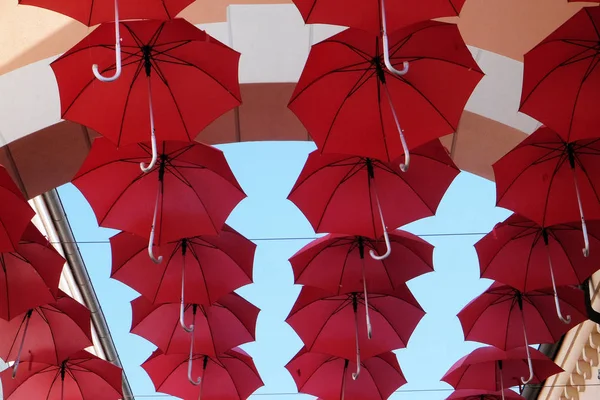 Lots Red Umbrellas Flying Sky City Street Venice Italy — Stock Photo, Image