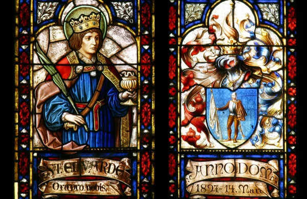 聖エドワードと Prebendary エドゥアルド Talliana Vizek マリアの仮定に捧げザグレブ大聖堂のステンド グラスの国章 — ストック写真