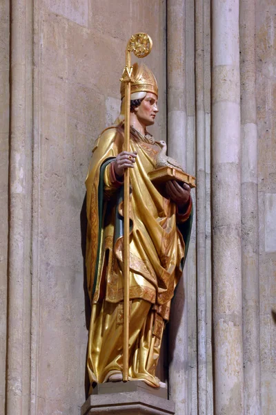 圣马丁 雕像在萨格勒布大教堂致力为玛丽的升天 — 图库照片