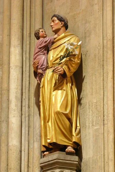 Aziz Anthony Padua holding bebek İsa, Meryem Varsayım adanmış Zagreb Katedrali heykeli