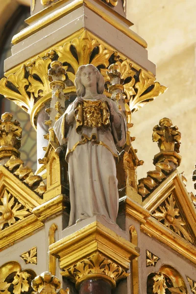雕像在主要祭坛在萨格勒布大教堂致力玛丽的升天 — 图库照片