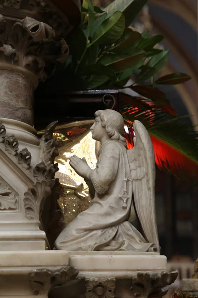 エンジェル マリアの仮定に捧げザグレブ大聖堂の主祭壇の彫像 — ストック写真
