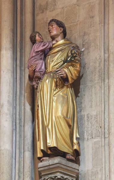 Aziz Anthony Padua holding bebek İsa, Meryem Varsayım adanmış Zagreb Katedrali heykeli