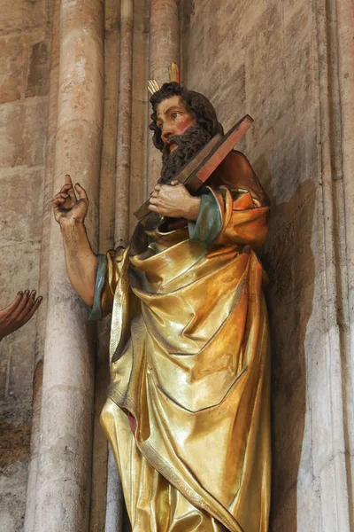 在萨格勒布大教堂的雕像 致力于玛丽的升天 — 图库照片