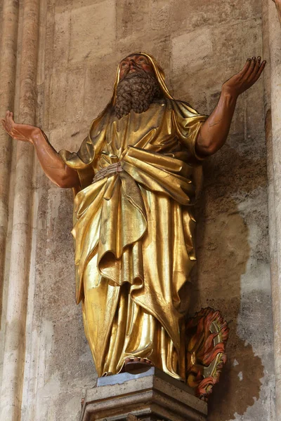 圣以利亚 在萨格勒布大教堂的雕像 致力于玛丽的升天 — 图库照片