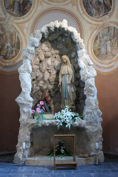 Onze Lieve Vrouw Van Lourdes Standbeeld Heiligen Vitus Kerk Ozalj — Stockfoto