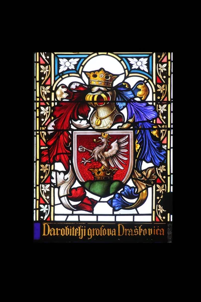 カウント Draskovic マリアの仮定に捧げザグレブ大聖堂のステンド グラスの紋章付き外衣 — ストック写真