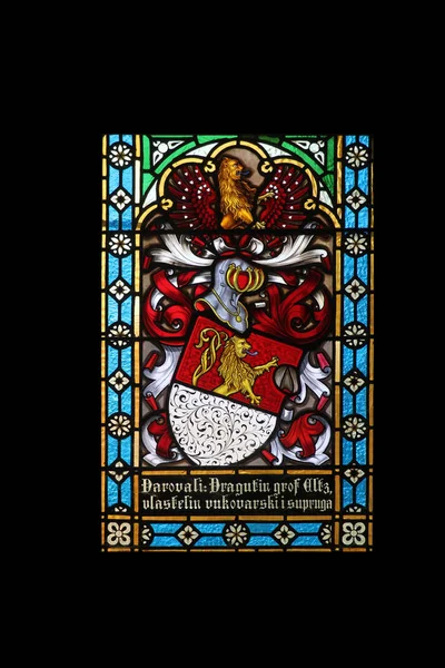 エルツのカウント メアリーの仮定に捧げザグレブ大聖堂のステンド グラスの紋章付き外衣 — ストック写真