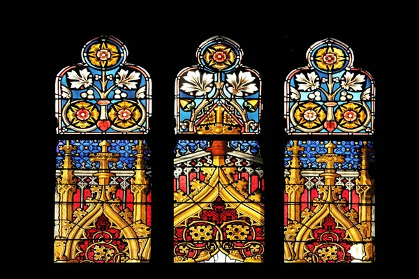在萨格勒布大教堂的彩绘玻璃致力于玛丽的假设 — 图库照片
