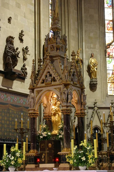 Virgem Maria Com Menino Jesus Estátua Altar Principal Catedral Zagreb — Fotografia de Stock