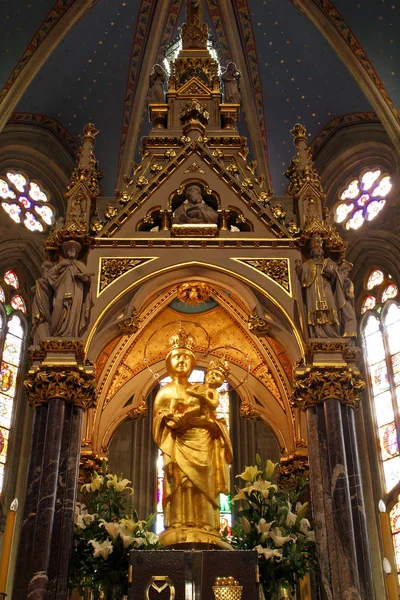 Virgen María Con Niño Jesús Estatua Altar Mayor Catedral Zagreb — Foto de Stock