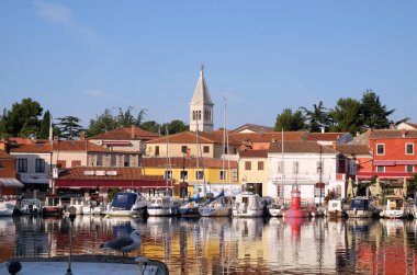 Küçük pastoral şehir Novigrad Istria Yarımadası, Hırvatistan'ın batı kıyısında yer alan