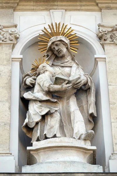 Святая Анна Статуей Девы Марии Фасаде Церкви Святой Анны Будапеште — стоковое фото