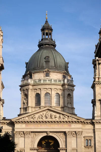 在布达佩斯的圣史蒂芬大教堂是匈牙利最大的教堂 — 图库照片