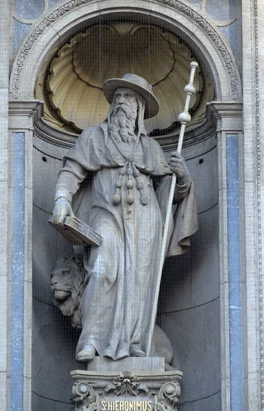 Памятник Святого Иеронима Фасаде Базилики Святого Стефана Будапеште Венгрия — стоковое фото