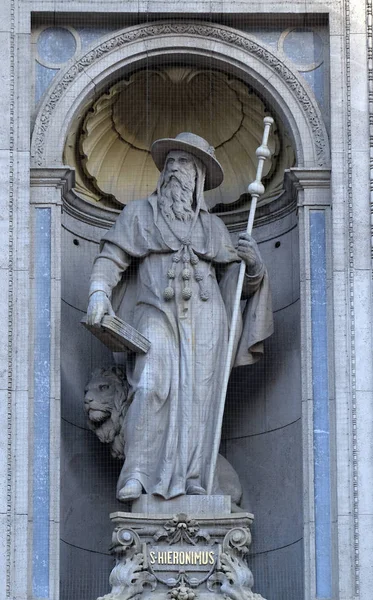 Statue Saint Jérôme Sur Façade Basilique Saint Étienne Budapest Hongrie — Photo