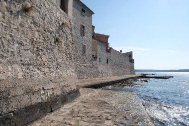 Küçük idyllic City Novigrad Istria Yarımadası, Hırvatistan'ın batı kıyısında yer alan Beach