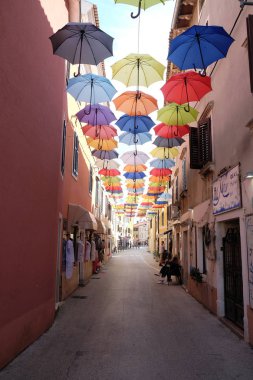 Şemsiye Novigrad, Hırvatistan, 29 Eylül 2017 üzerinde eski şehir alışveriş caddesi üzerinde.