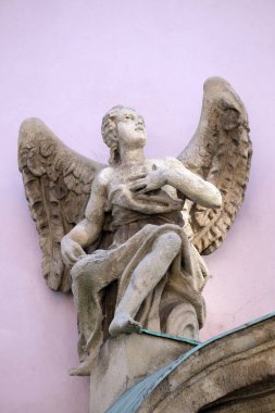 Budapeşte, Macaristan Saint Francis Kilisesi cephesinde melek heykeli