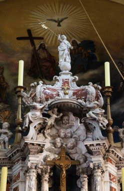 Ayrıntılı ana altar içinde parish Kilisesi St. Pelagius, piskoposluk bölgesi Cittanova, Novigrad, Hırvatistan 1828 Katedrali kadar yapıldı.