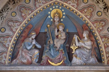 Bebek İsa ile Meryem Ana ve melekler, portal kilise Aziz Matta İncili heykelinden Budapeşte, Macaristan için balıkçı bastion yakınındaki