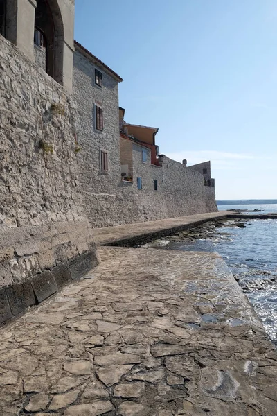 Små Idylliska Staden Novigrad Ligger Den Västra Kusten Istrien Halvön — Stockfoto