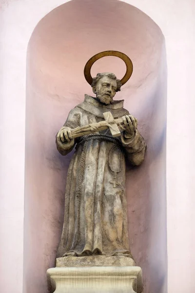 Statuia Sfântului Francisc Fațada Bisericii Francisc Din Budapesta Ungaria — Fotografie, imagine de stoc
