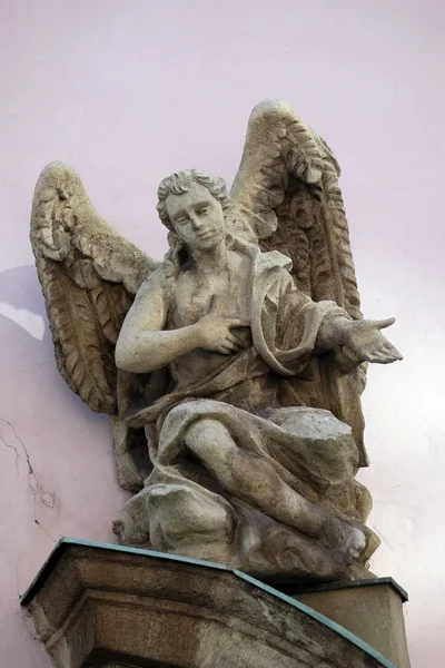 Statue Ange Sur Façade Église Saint François Budapest Hongrie — Photo