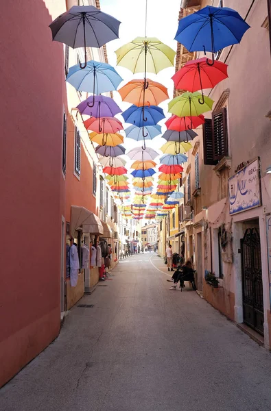 2017 日にクロアチア ノヴィグラードの旧市街の商店街には傘 — ストック写真