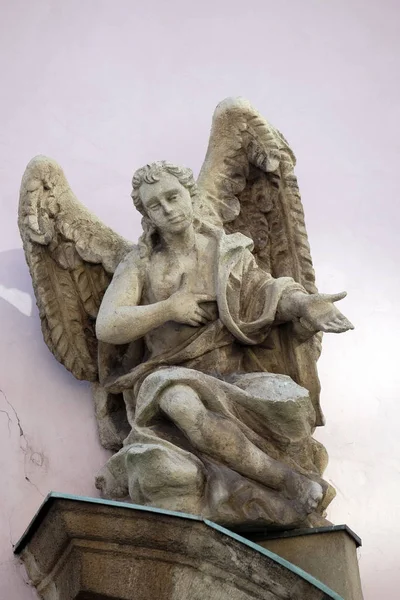 Socha Anděla Průčelí Kostela Svatého Františka Budapešti Maďarsko — Stock fotografie