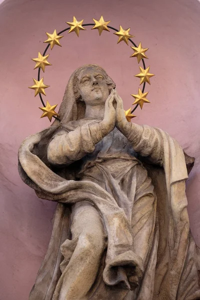 Estátua Virgem Maria Fachada Igreja São Francisco Budapeste Hungria — Fotografia de Stock