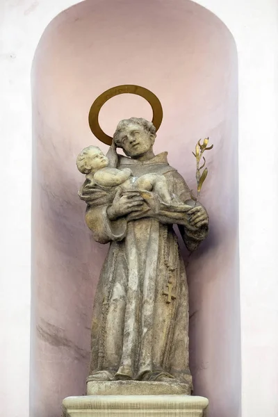 帕多瓦的圣安东尼抱着婴儿耶稣 在匈牙利布达佩斯圣方济各教堂的正面雕像 — 图库照片
