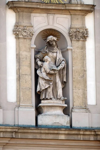 Estatua Santa Ana Con Virgen María Fachada Iglesia Santa Ana —  Fotos de Stock