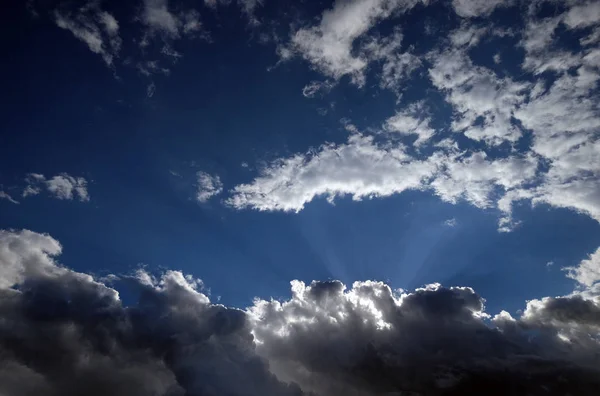 Nuages Sur Ciel Bleu — Photo