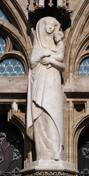 Virgen María Con Niño Jesús Estatua Del Portal Iglesia San —  Fotos de Stock