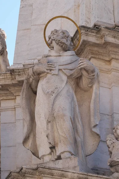 ブダペスト マーチャーシュ教会の前に聖三位一体のペスト柱の詳細カバ セントオーガスティンの像 — ストック写真