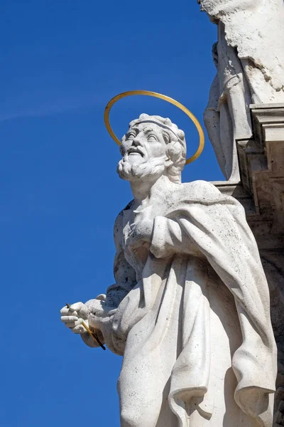 圣约瑟夫雕像 在匈牙利布达佩斯的马加什教堂前的圣三位一体瘟疫专栏的细节 — 图库照片