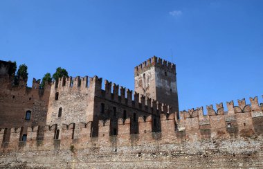 Castelvecchio'yu Verona, Kuzey Italya'nin bir kaledir. Bu şehrin Orta Çağ'da hüküm Scaliger Hanedanı'nın en önemli askeri yapıdır