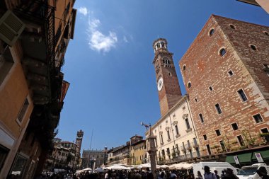 Torre dei Lamberti - ortaçağ kulesi Lamberti XI. yüzyıl - 84 m. Piazza delle Erbe, Unesco Dünya Mirası Verona, İtalya