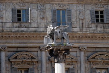 St Mark's aslan, sembolü beyaz mermer sütun Piazza delle Erbe Verona, İtalya, Venedik Cumhuriyeti